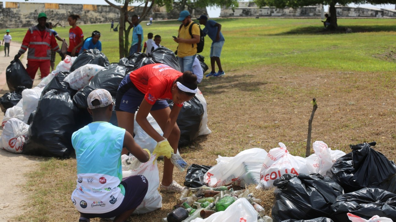 Voluntarios desarrollando jornada de limpieza de playas y manglares