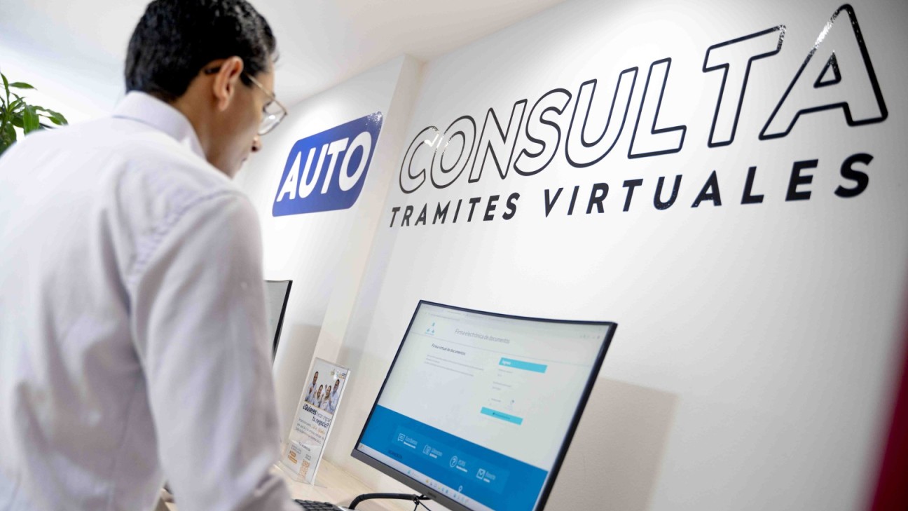 Colaborador realizando consultas trámites virtuales