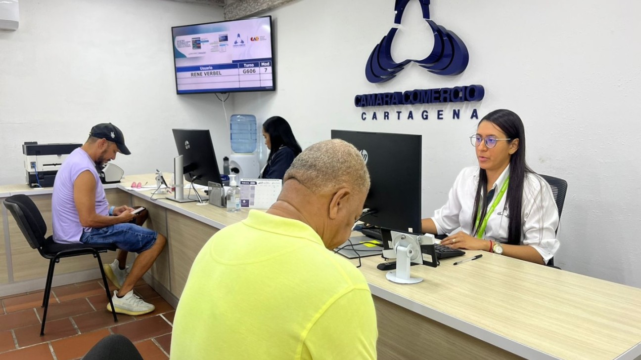 Imagen empresarios renovando registros