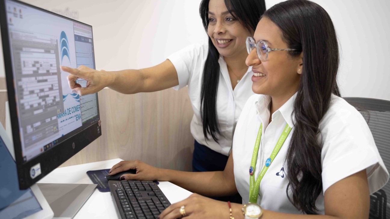 Empleados Cámara de Comercio en atención a empresarios, contratistas, proveedores