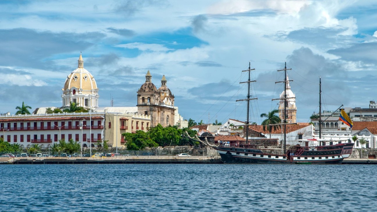Bahía de Cartagena cúpulas San Pedro y Catedral al fondo